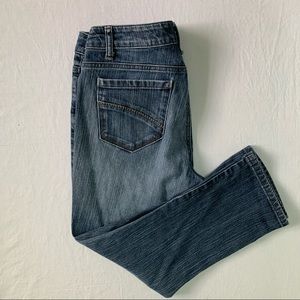 DKNY cropped 5 pocket medium wash denim jeans with embroidered pockets Size 8